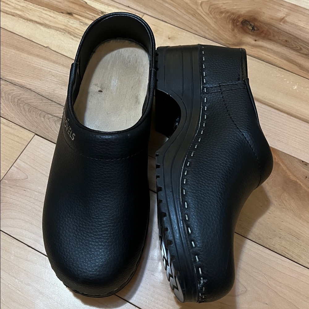 Strovels 304 Black Leather Clogs - Picture 12 of 16